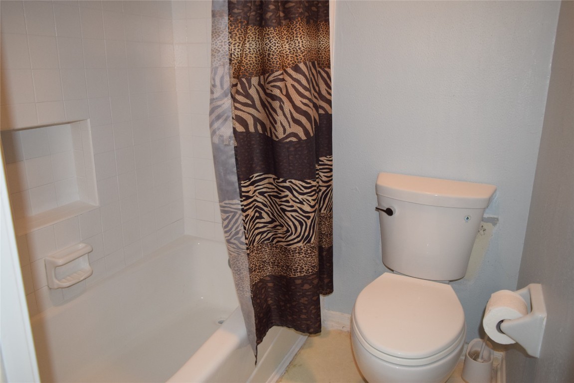 7331 Rancho Mission Drive Houston, TX 77083 - Photo 21 of 24 Secondary Bathroom