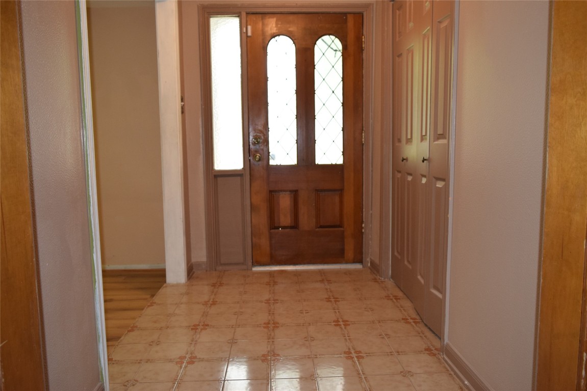 7331 Rancho Mission Drive Houston, TX 77083 - Photo 3 of 24 Foyer