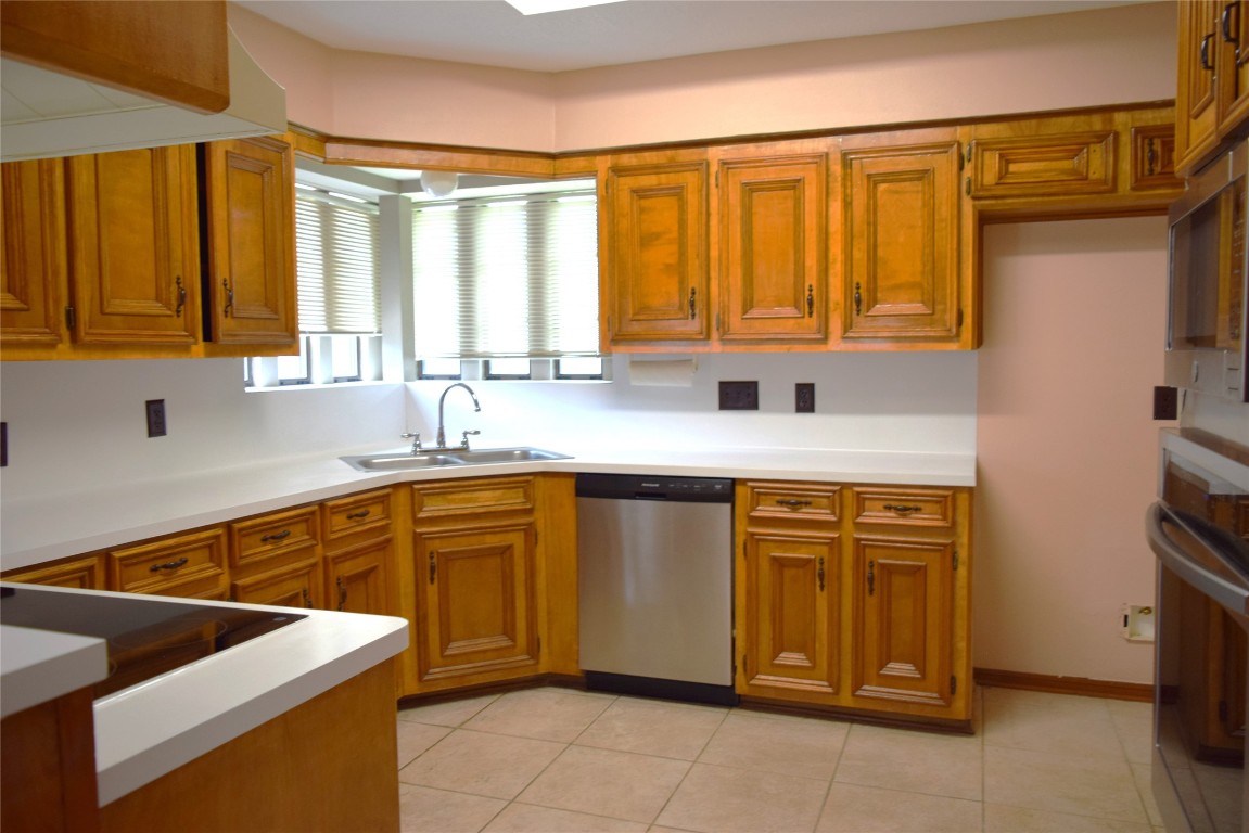 7331 Rancho Mission Drive Houston, TX 77083 - Photo 9 of 24 Kitchen