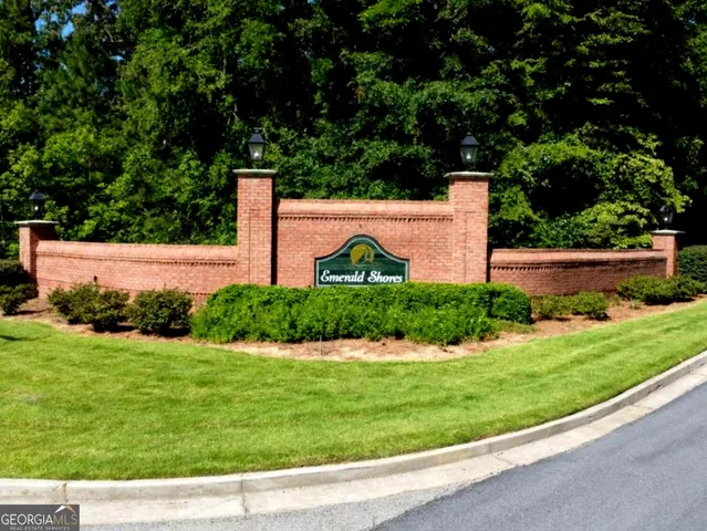 a view of yard with green space