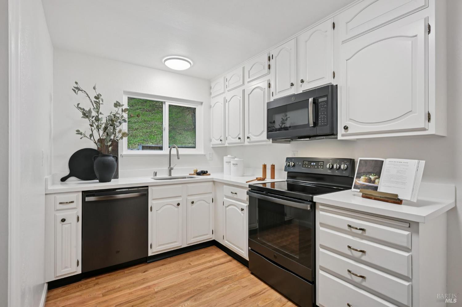 405 Sylvia Way San Rafael, CA 94903 - Photo 6 of 21