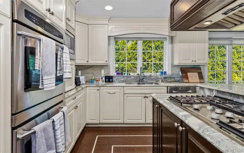$13,000 | 25 Bay Driveway, Manhasset, NY 11030