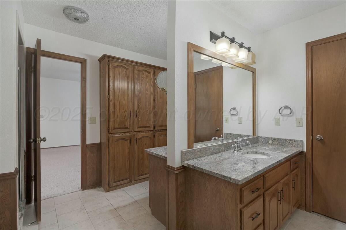 6301 Bayswater Road Amarillo, TX 79109 - Photo 16 of 27 Primary Bathroom2