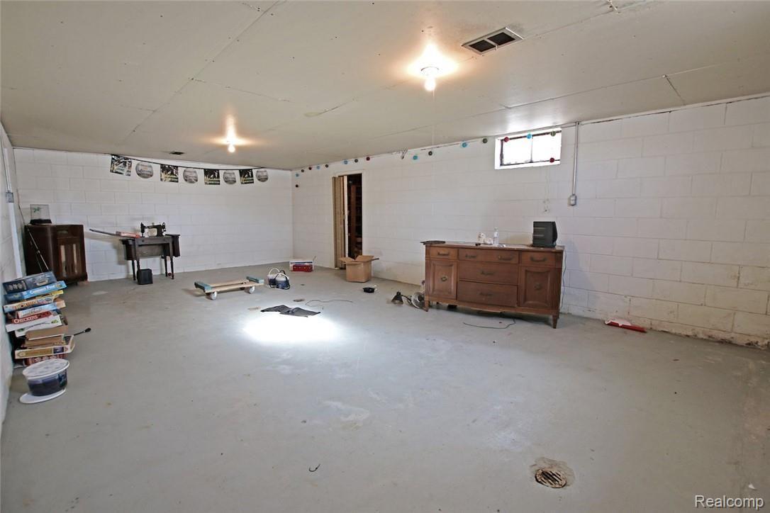 8261 Elms Road Flushing, MI 48433 - Photo 18 of 29 36) Basement Room 2.jpg