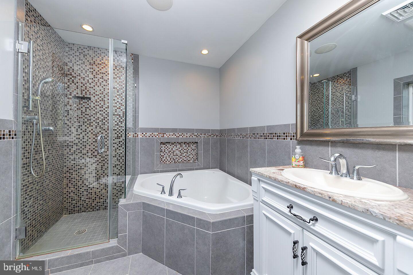 418 Heritage Road Sewell, NJ 08080 - Photo 18 of 22 master bathroom