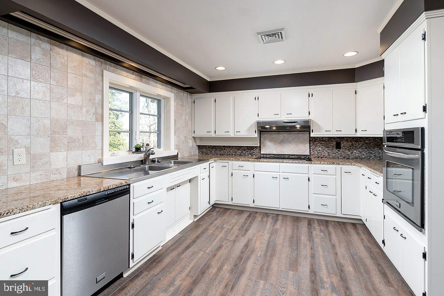 418 Heritage Road Sewell, NJ 08080 - Photo 6 of 22 kitchen