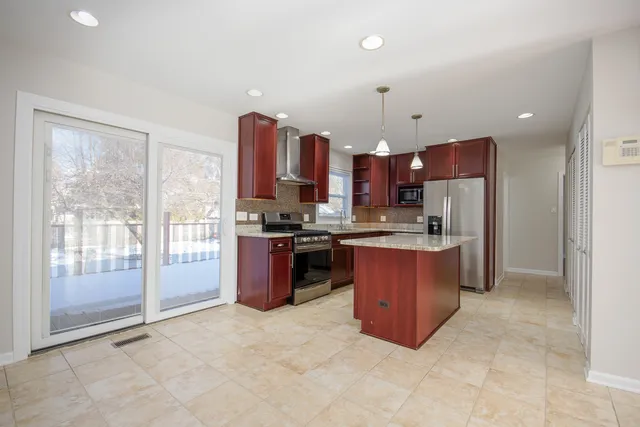 $3,000 | 317 Arapahoe Trail, Carol Stream, IL 60188