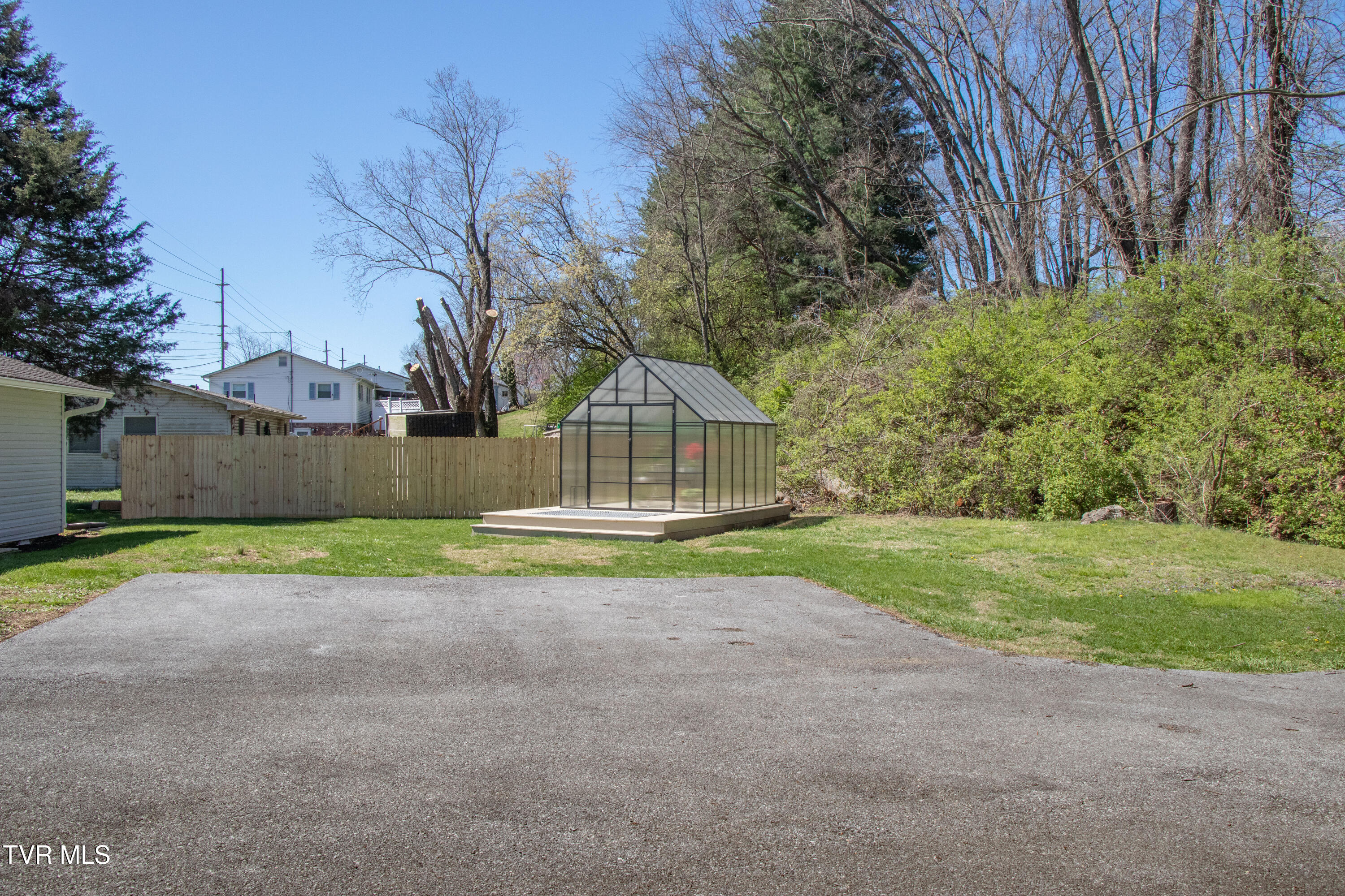 1276 Old Airport Road Bristol, VA 24201 - Photo 15 of 29 Green House