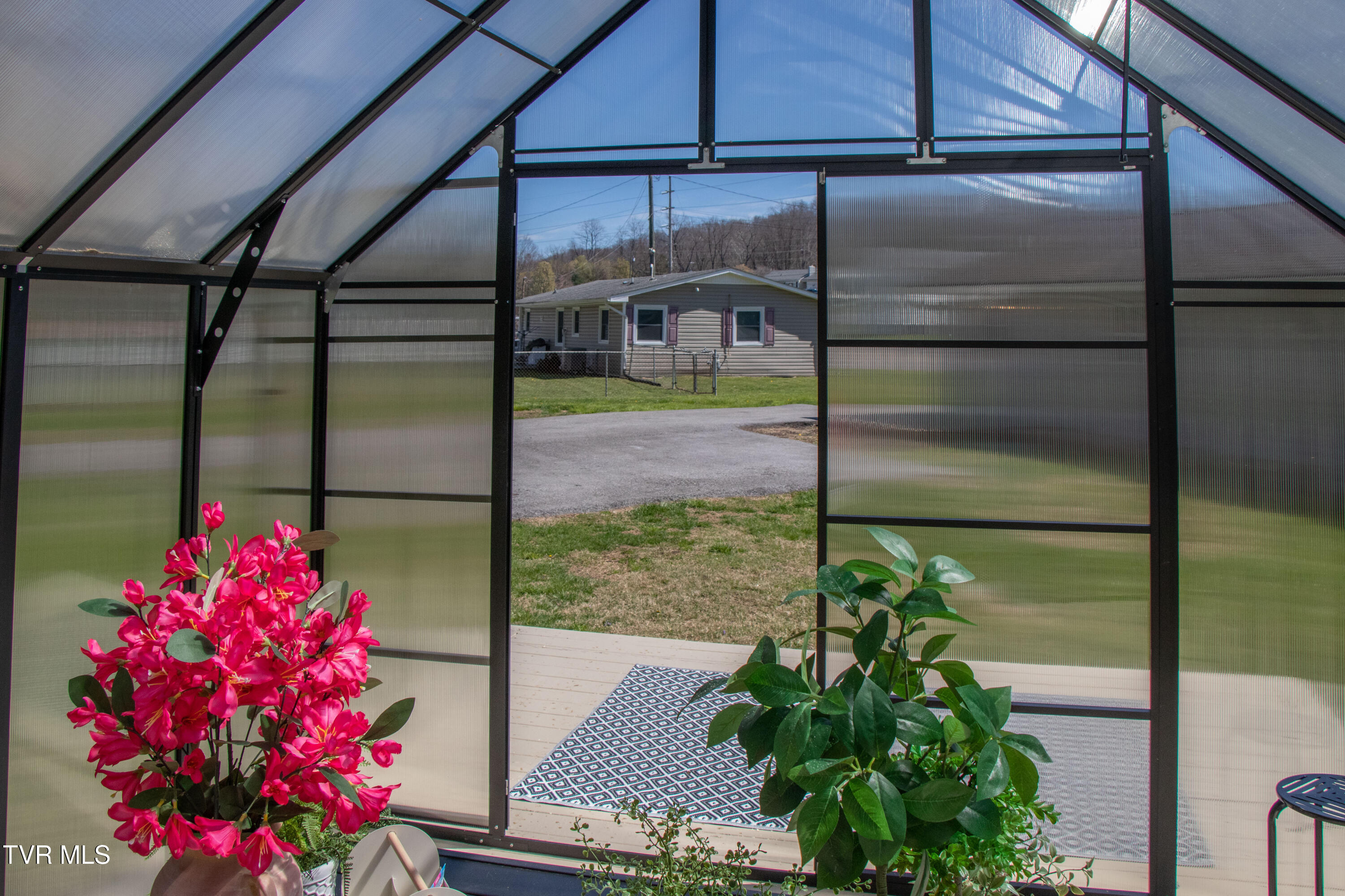 1276 Old Airport Road Bristol, VA 24201 - Photo 17 of 29 Green House