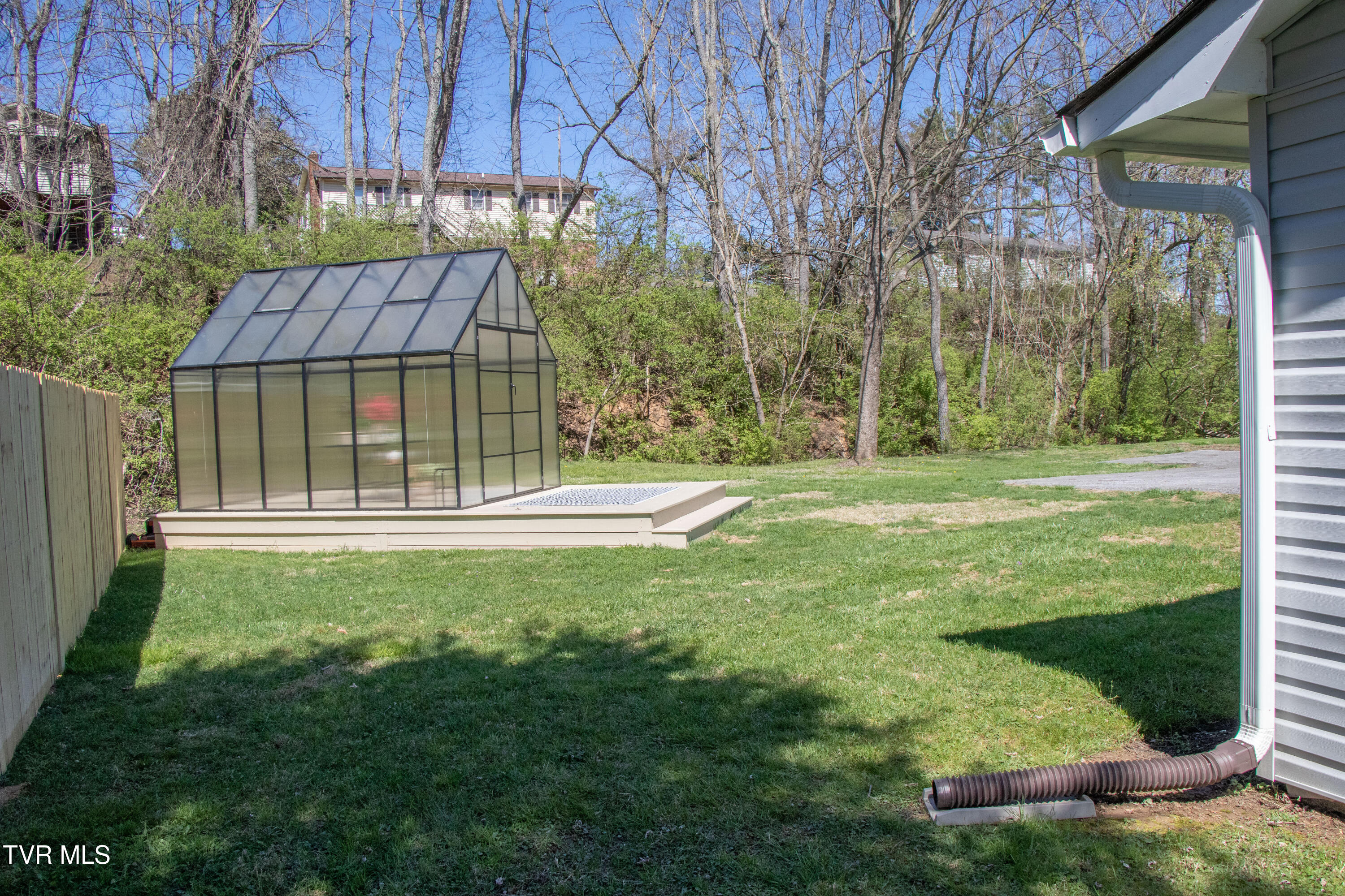 1276 Old Airport Road Bristol, VA 24201 - Photo 19 of 29 Green House