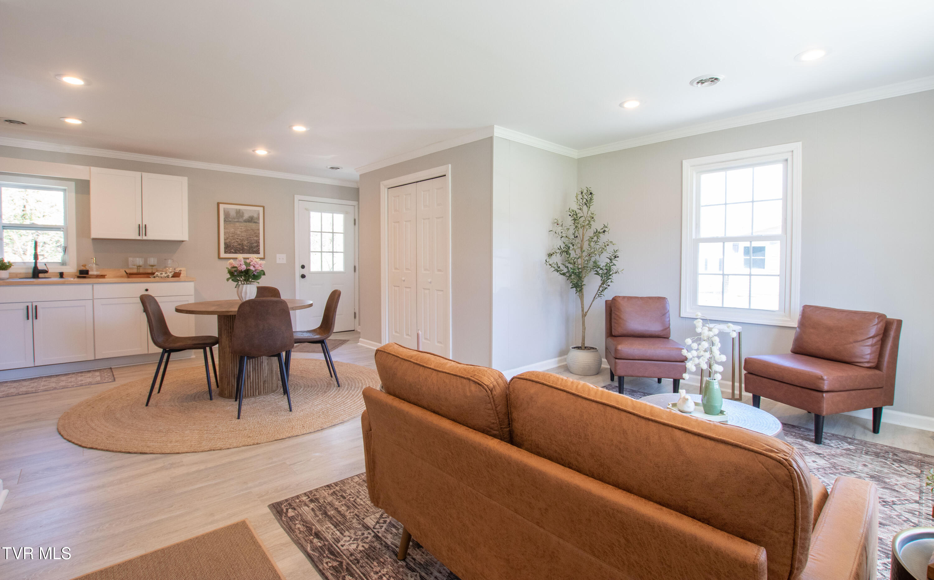 1276 Old Airport Road Bristol, VA 24201 - Photo 7 of 29 Living Room