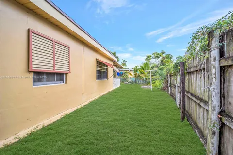 a view of an house with backyard and garden