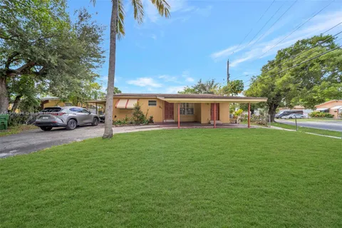 a view of a house with a backyard
