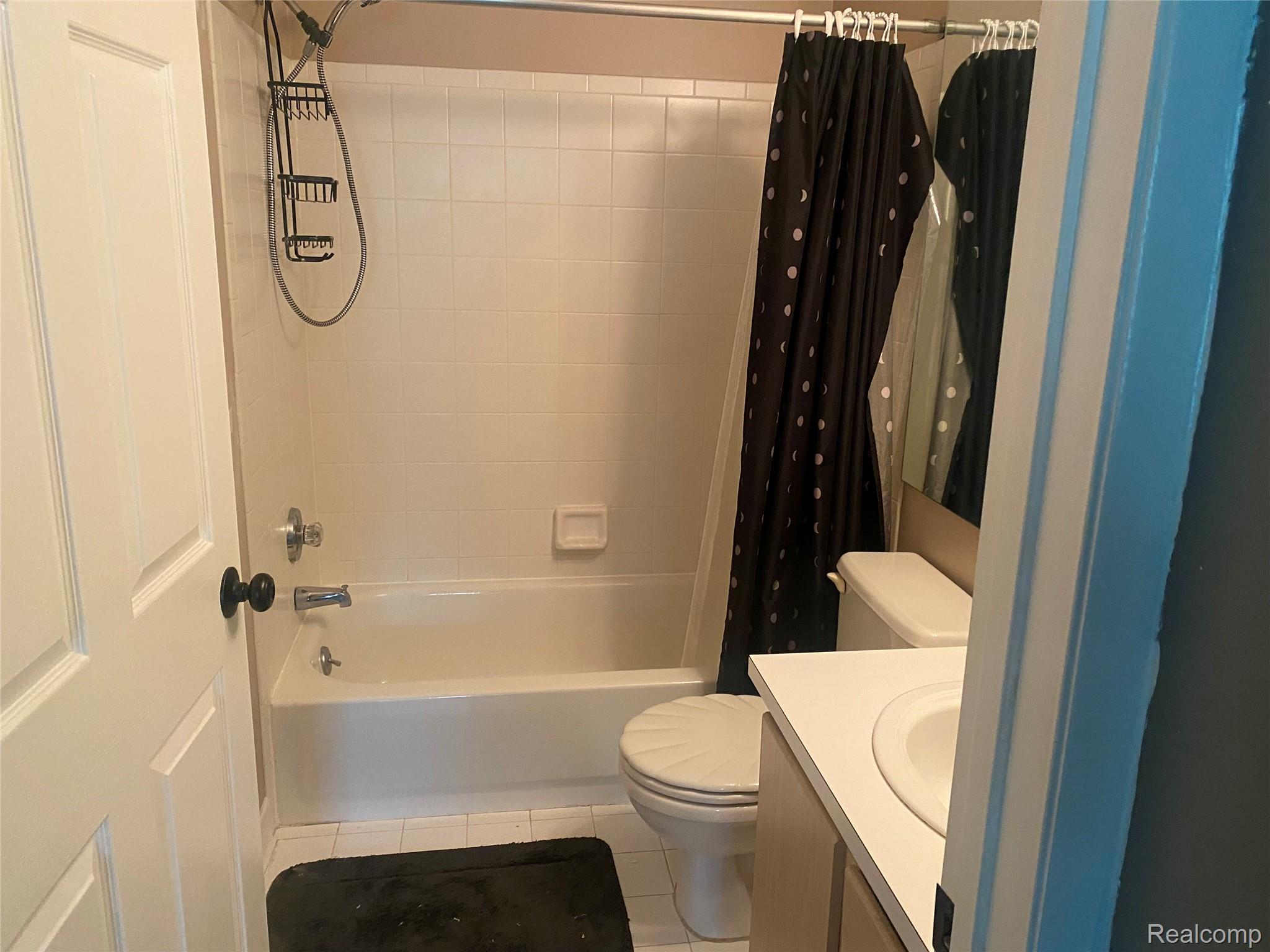 22192 Cape Cod Way Farmington, MI 48336 - Photo 14 of 17 Tub/shower combination.
Upstairs full bath