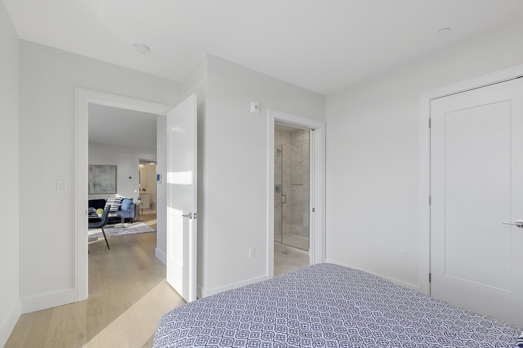 301 Border Street, Unit 611 Boston, MA 02128 - Photo 12 of 32 a view of a livingroom and a living room