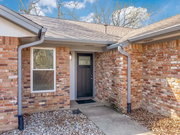 $2,450 | 2310 Oakwood Lane, Arlington, TX 76012