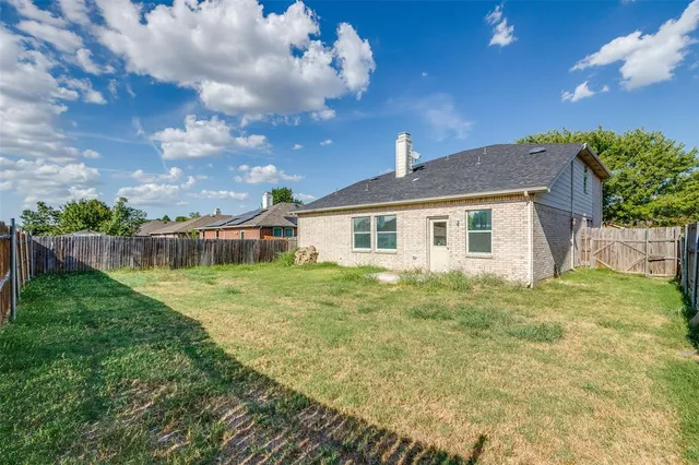 a view of a house with a backyard