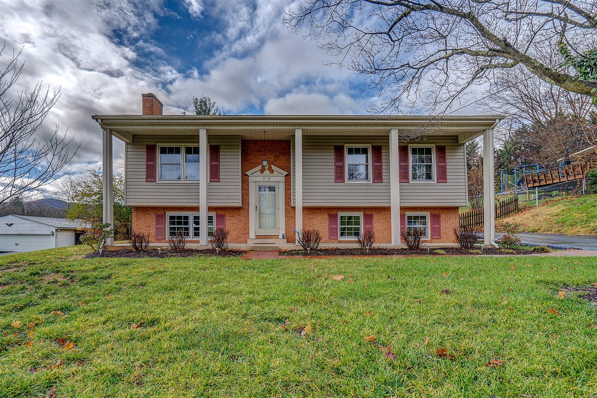 702 Diamond Road Salem, VA 24153 - Photo 1 of 28 Main Photo