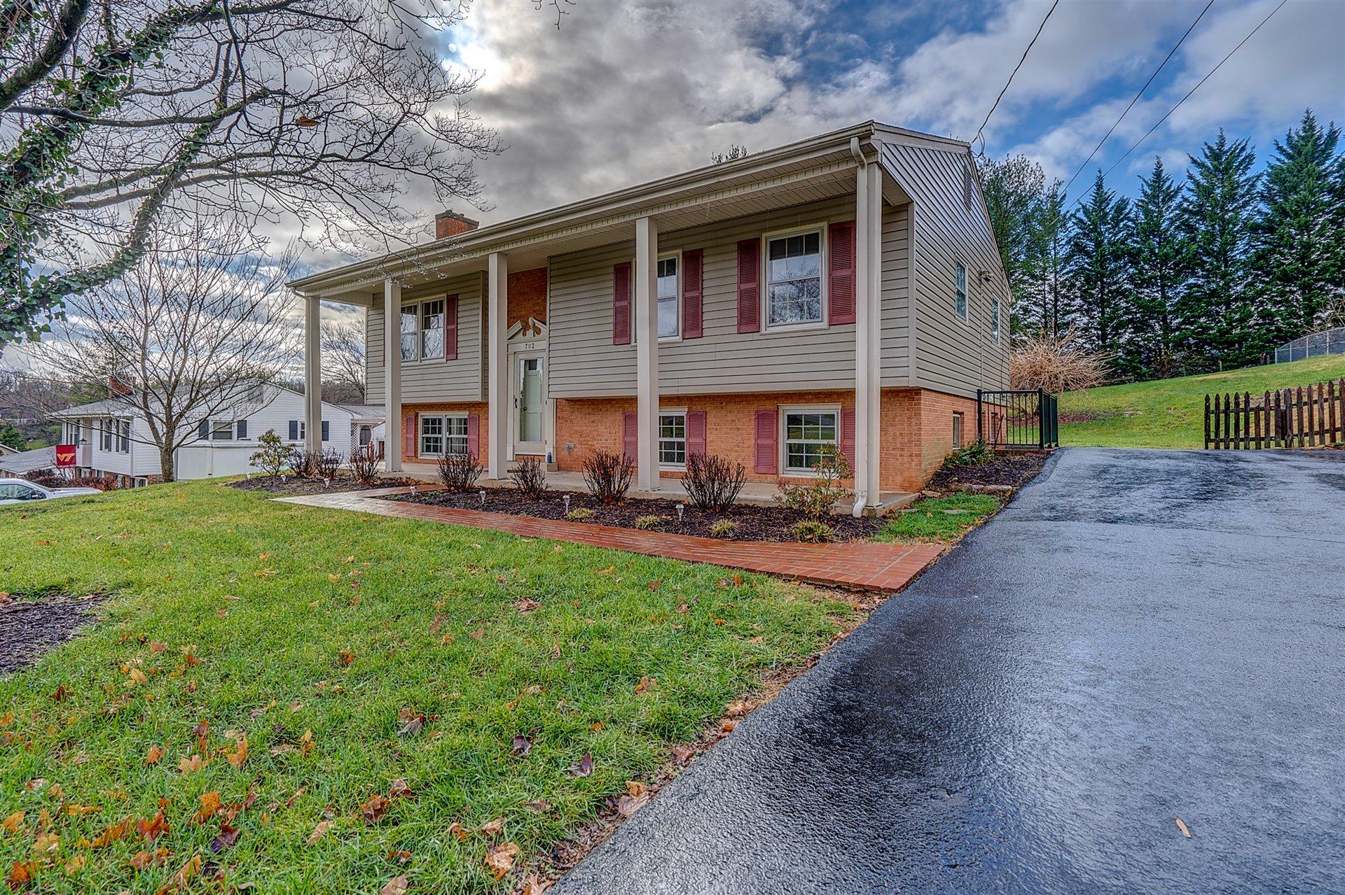 702 Diamond Road Salem, VA 24153 - Photo 2 of 28 Front of Home