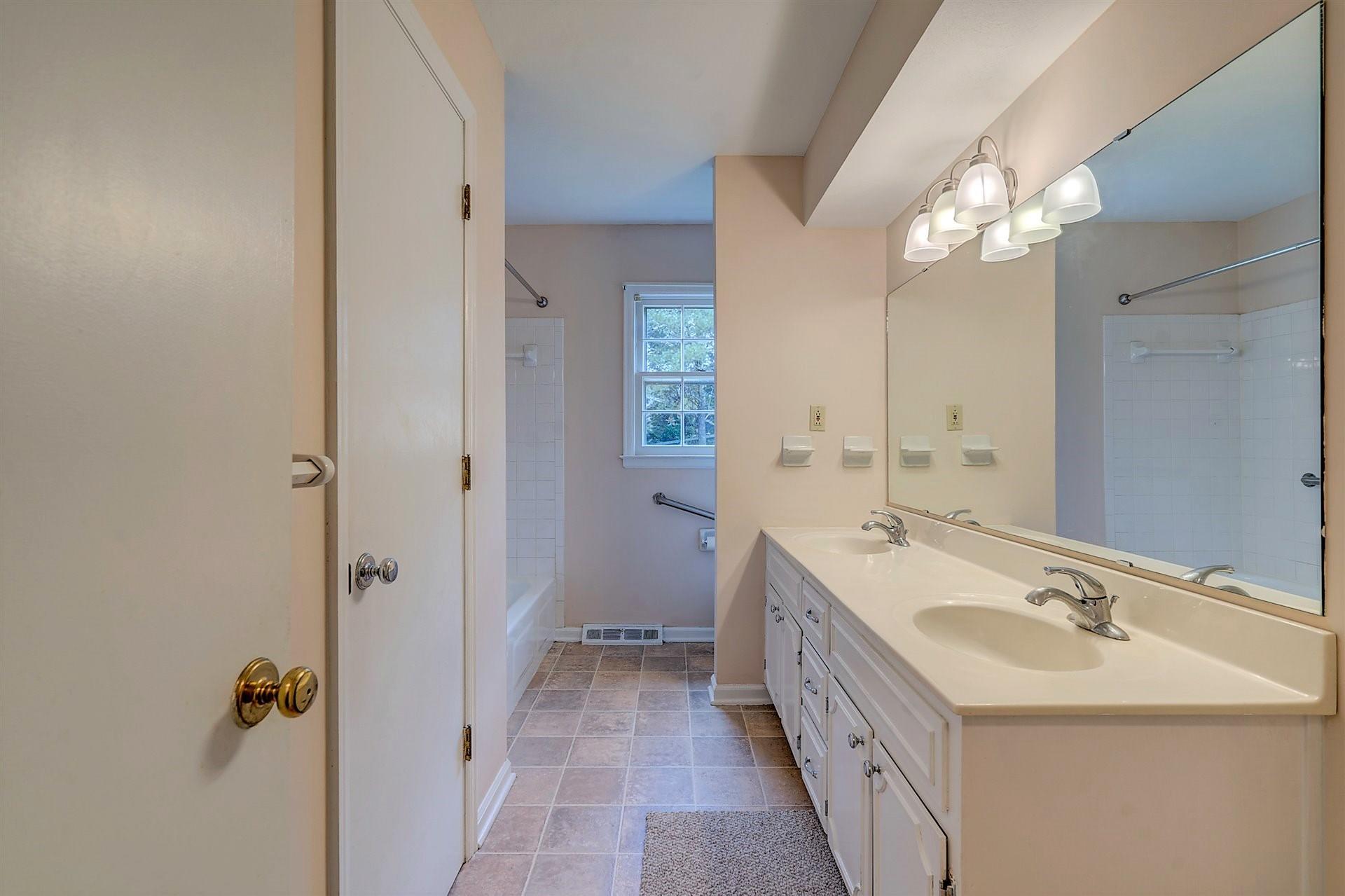 702 Diamond Road Salem, VA 24153 - Photo 12 of 28 Upper Bathrrom