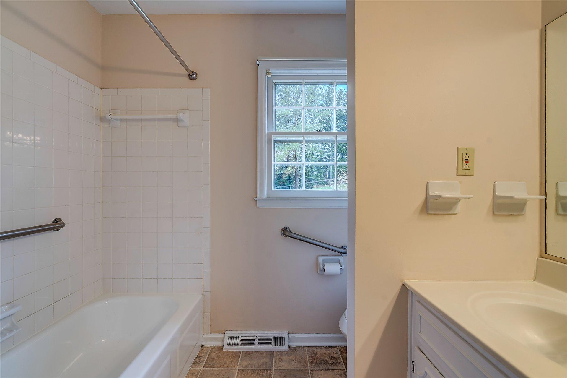 702 Diamond Road Salem, VA 24153 - Photo 13 of 28 Upper Bathroom