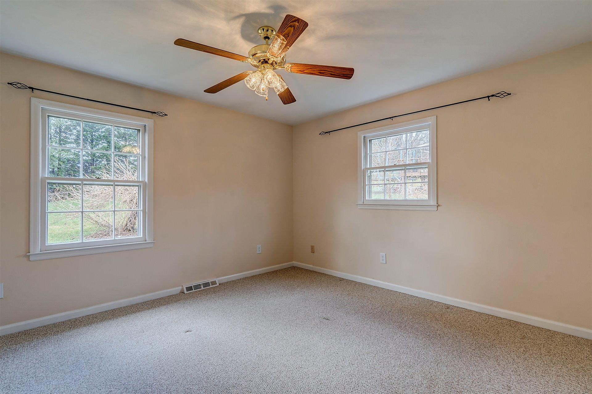 702 Diamond Road Salem, VA 24153 - Photo 14 of 28 Upper Bedroom 1