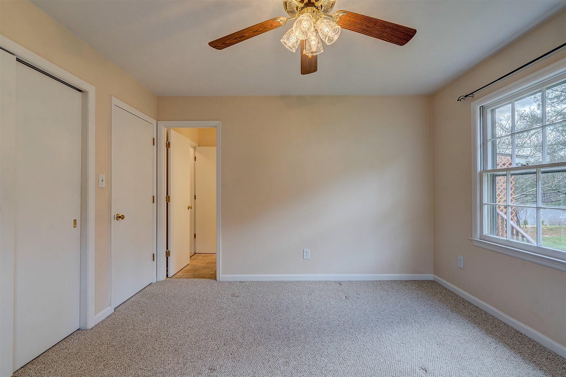 702 Diamond Road Salem, VA 24153 - Photo 15 of 28 Upper Bedroom 1