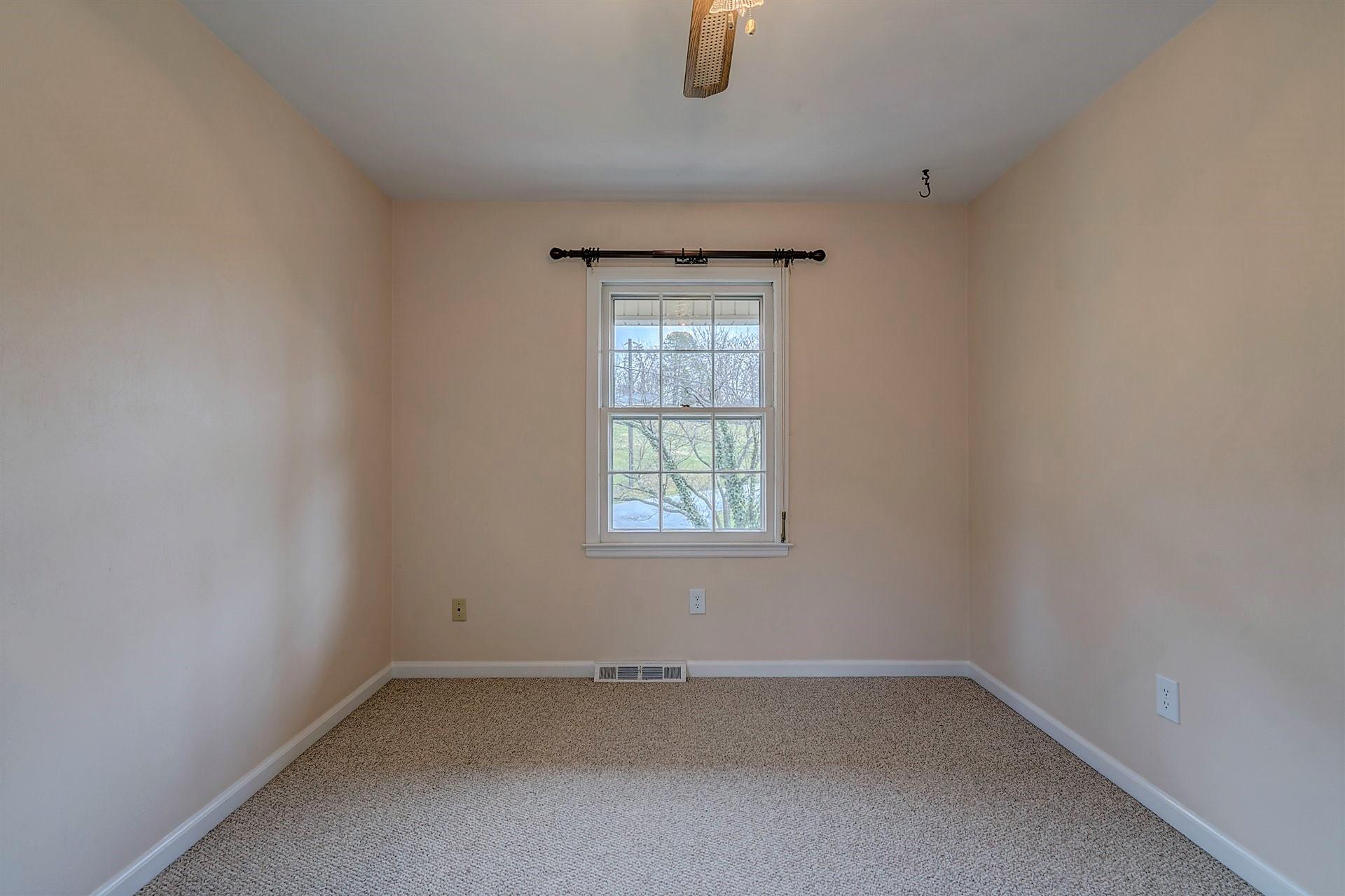 702 Diamond Road Salem, VA 24153 - Photo 16 of 28 Upper Bedroom 2