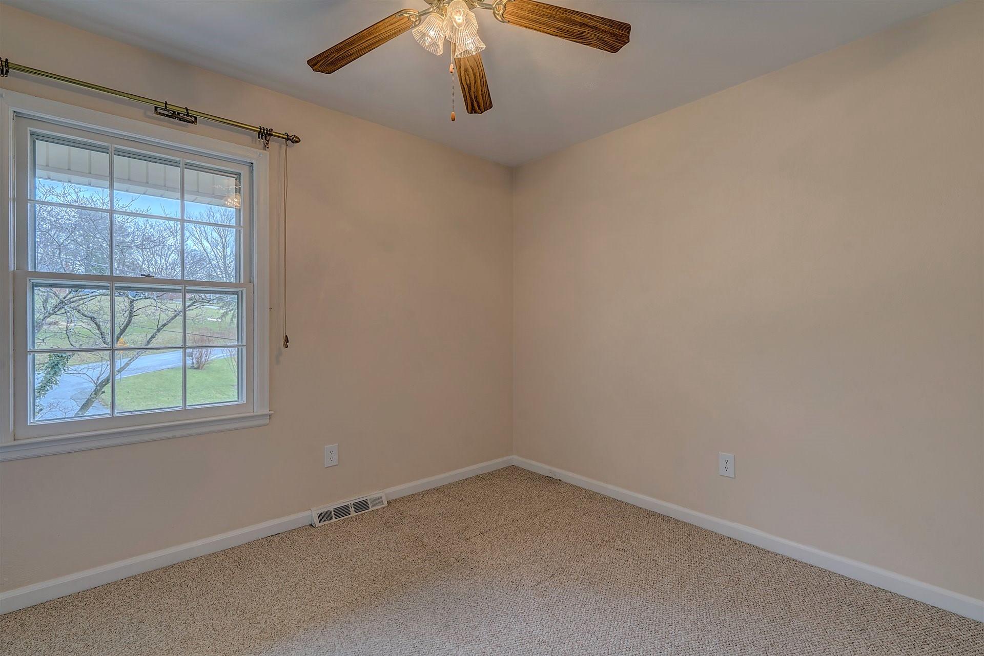 702 Diamond Road Salem, VA 24153 - Photo 18 of 28 Upper Bedroom 3