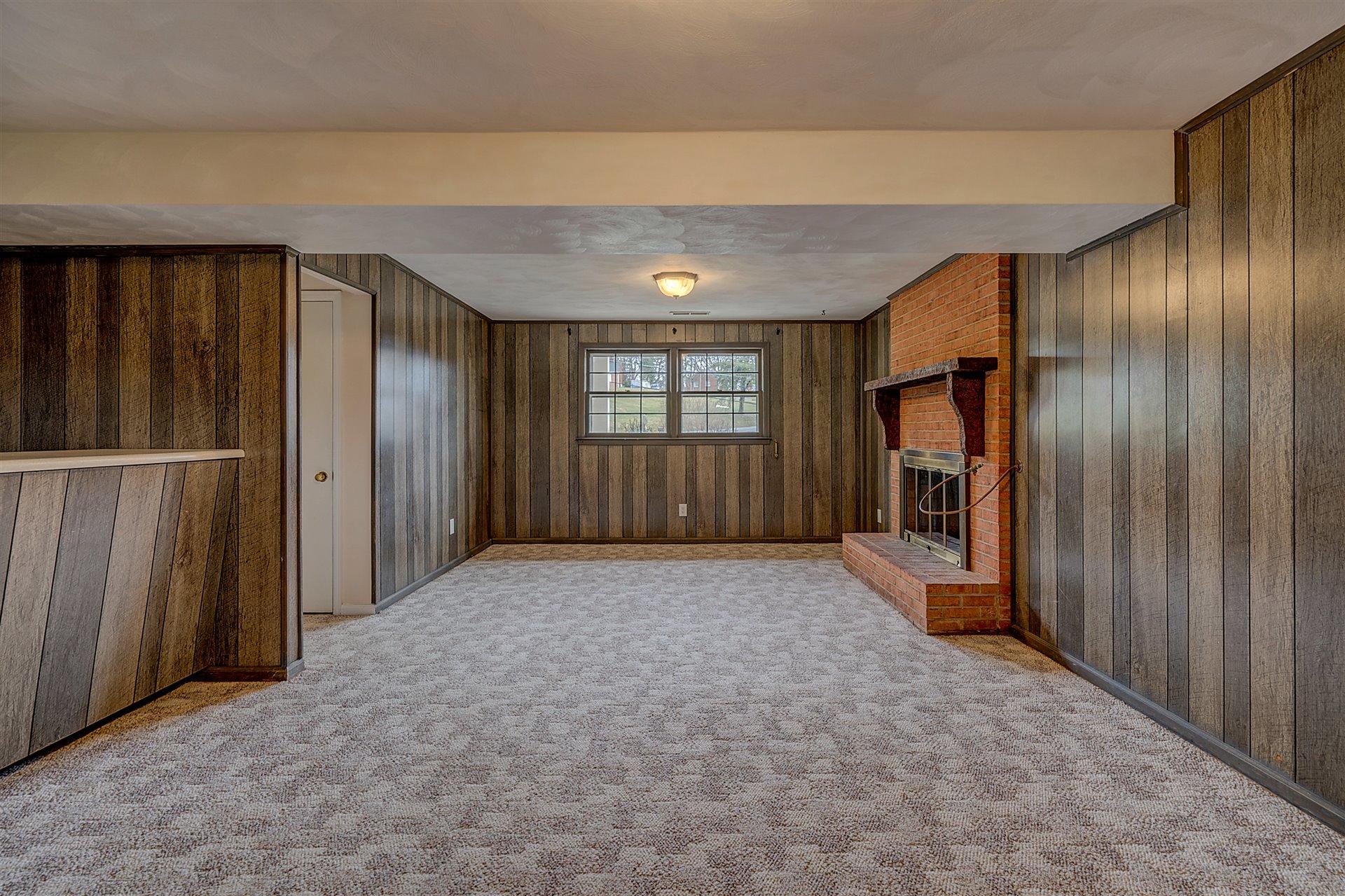 702 Diamond Road Salem, VA 24153 - Photo 19 of 28 Family Room