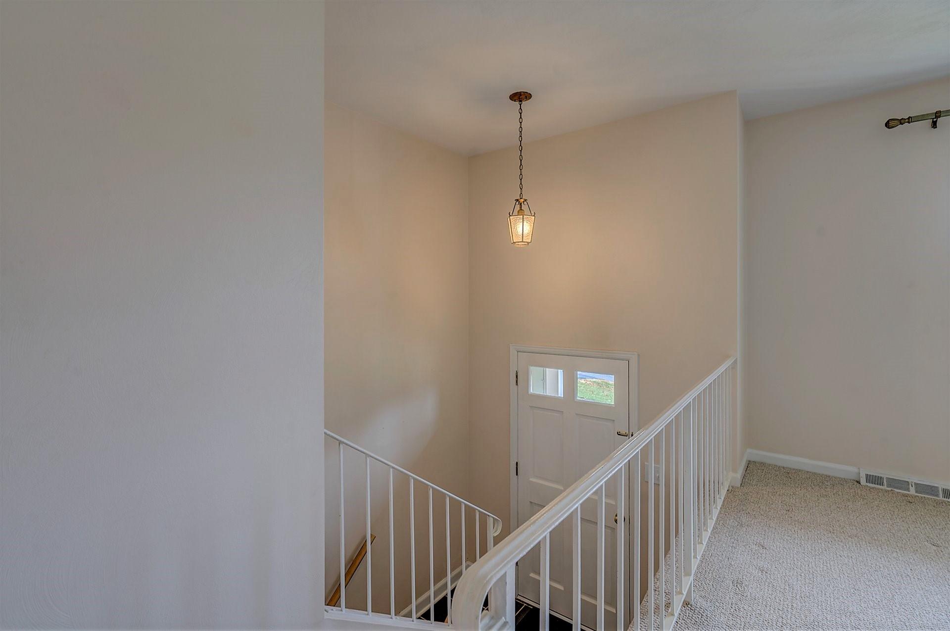 702 Diamond Road Salem, VA 24153 - Photo 3 of 28 Entry