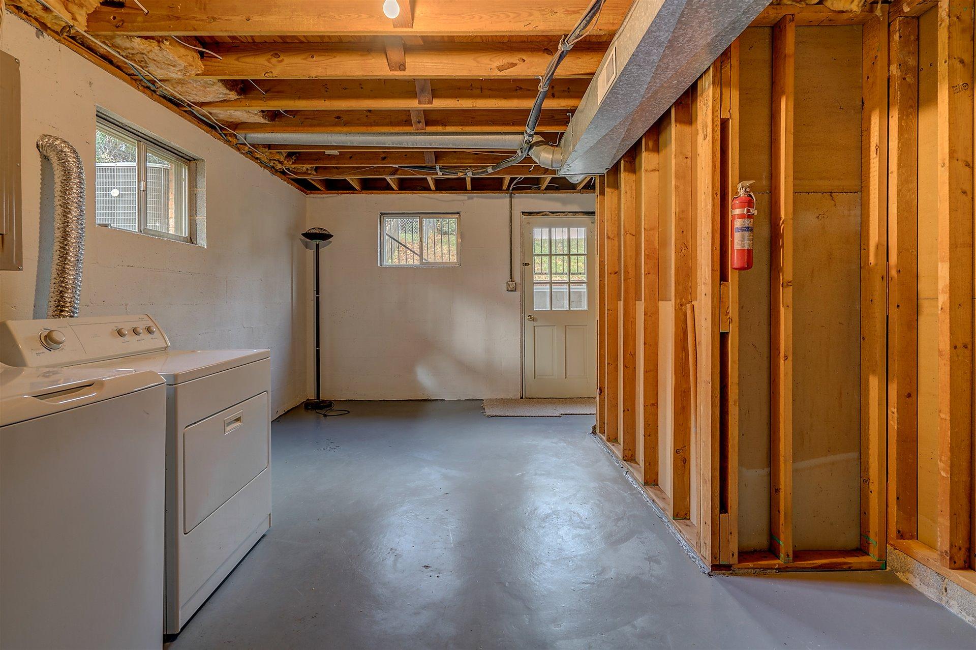 702 Diamond Road Salem, VA 24153 - Photo 24 of 28 Laundry Room