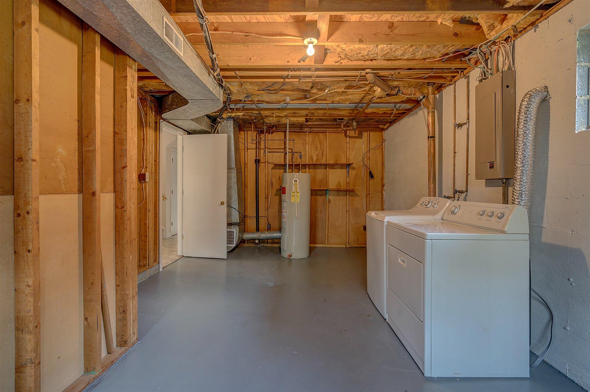 702 Diamond Road Salem, VA 24153 - Photo 25 of 28 Laundry Room
