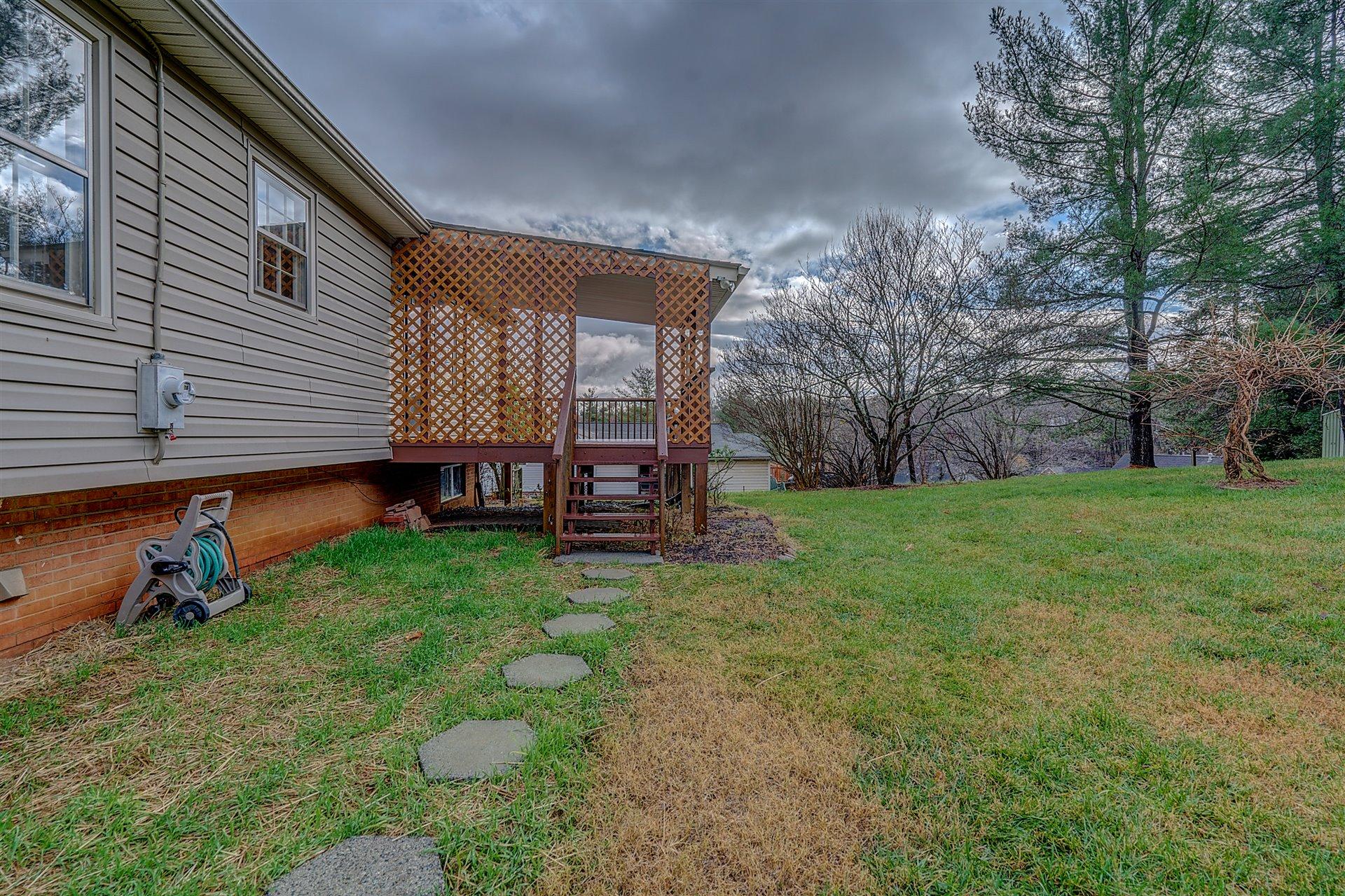 702 Diamond Road Salem, VA 24153 - Photo 26 of 28 Covered Rear Deck