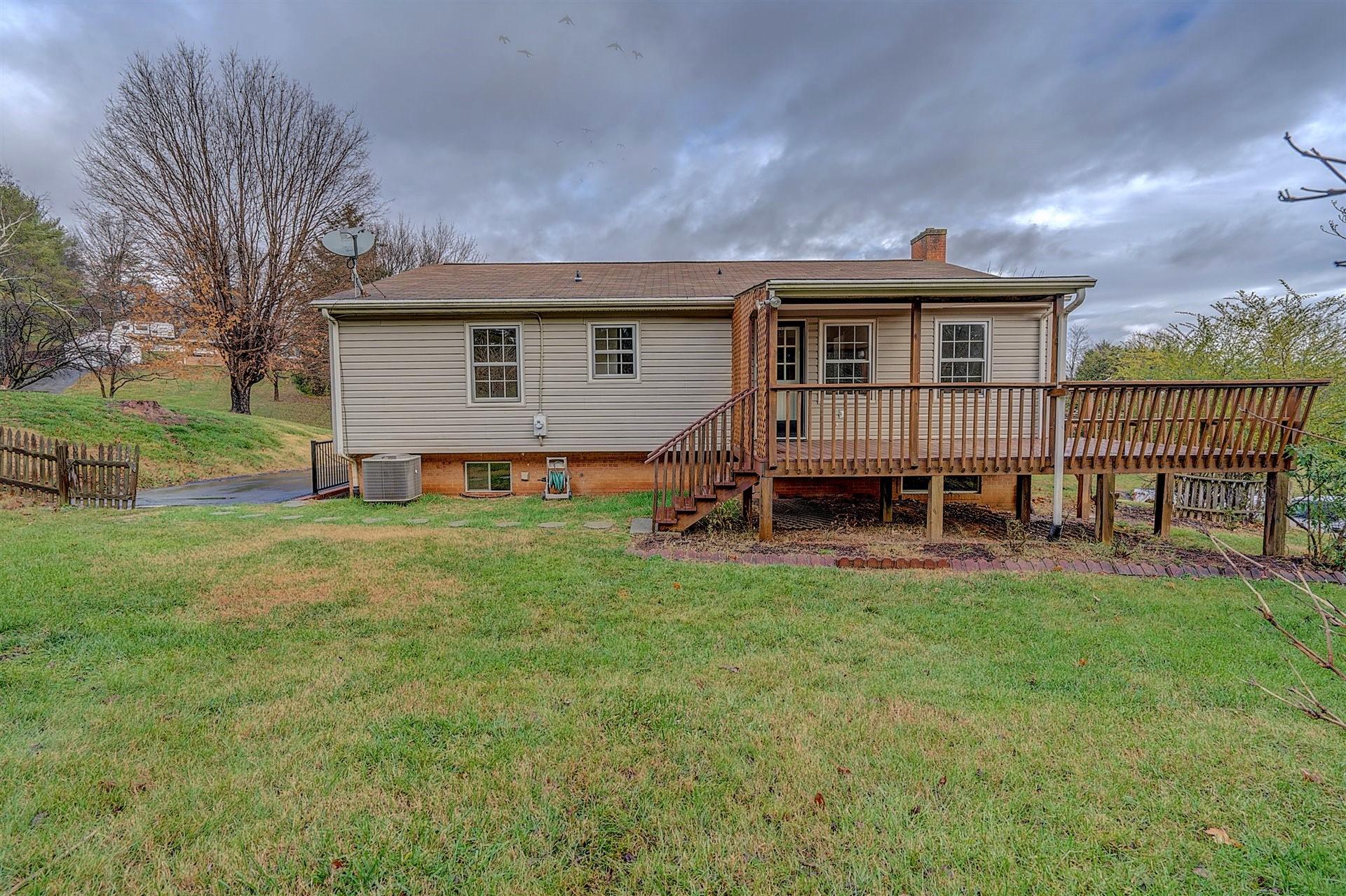 702 Diamond Road Salem, VA 24153 - Photo 28 of 28 Rear Deck
