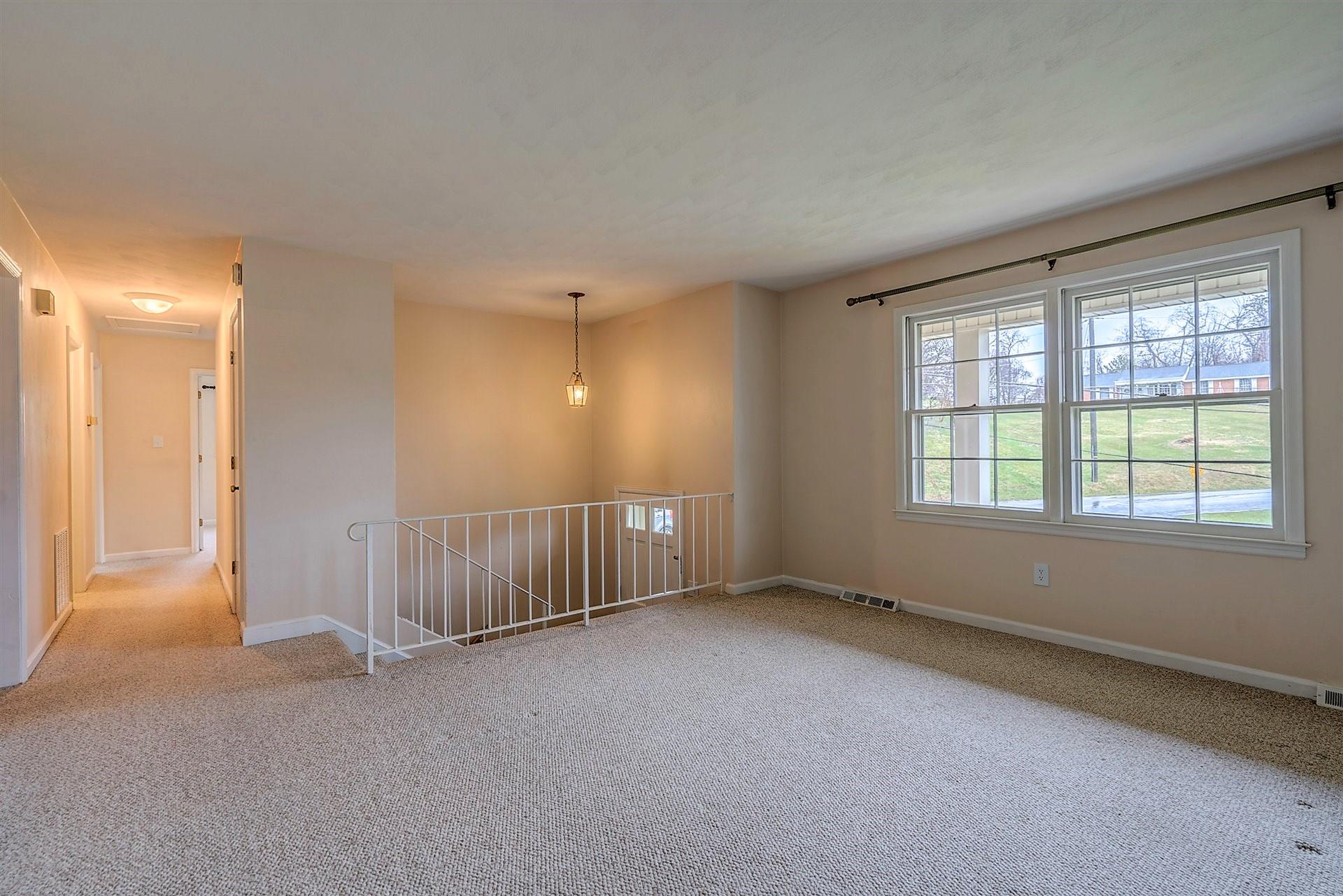 702 Diamond Road Salem, VA 24153 - Photo 4 of 28 Living Room