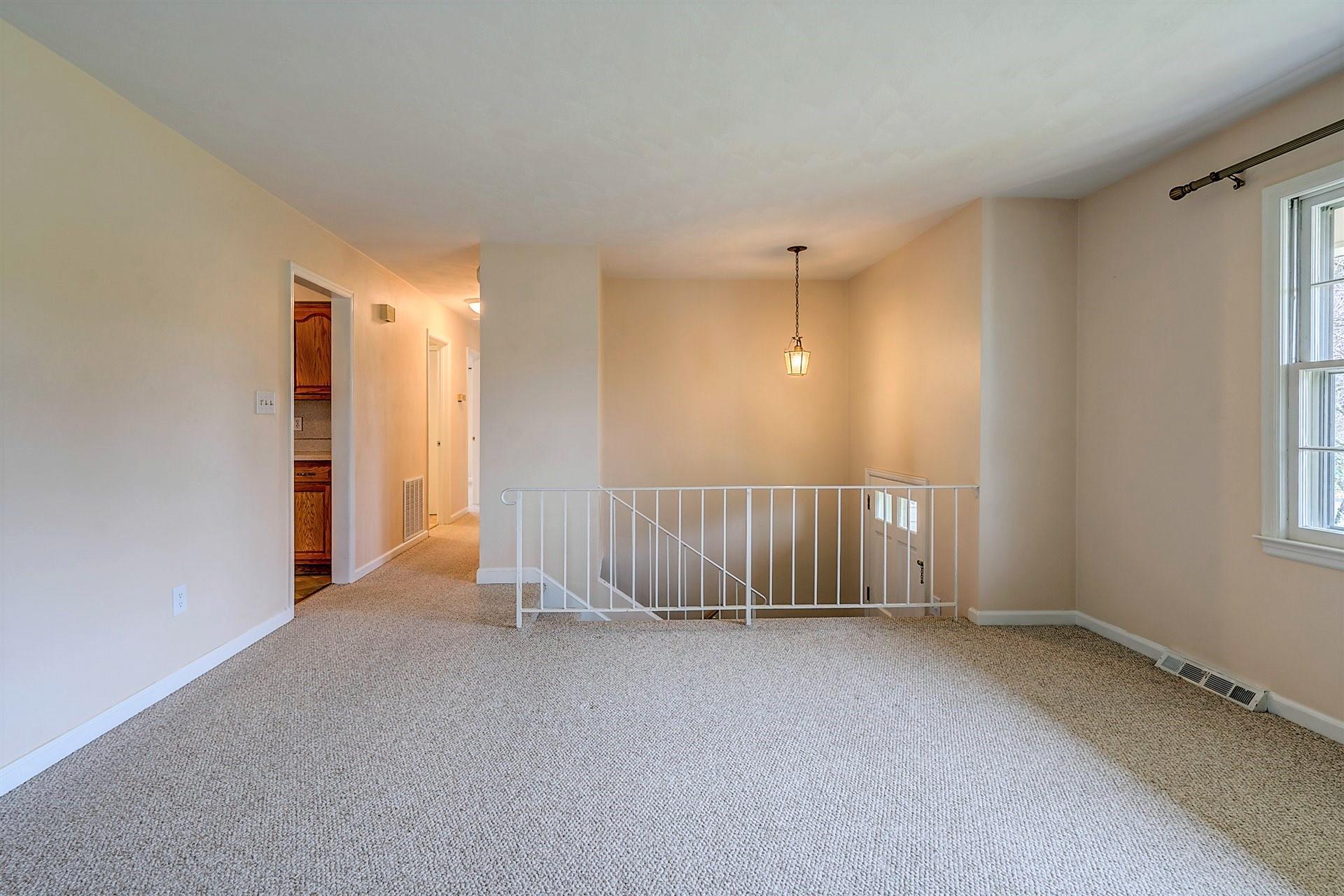 702 Diamond Road Salem, VA 24153 - Photo 5 of 28 Living Room