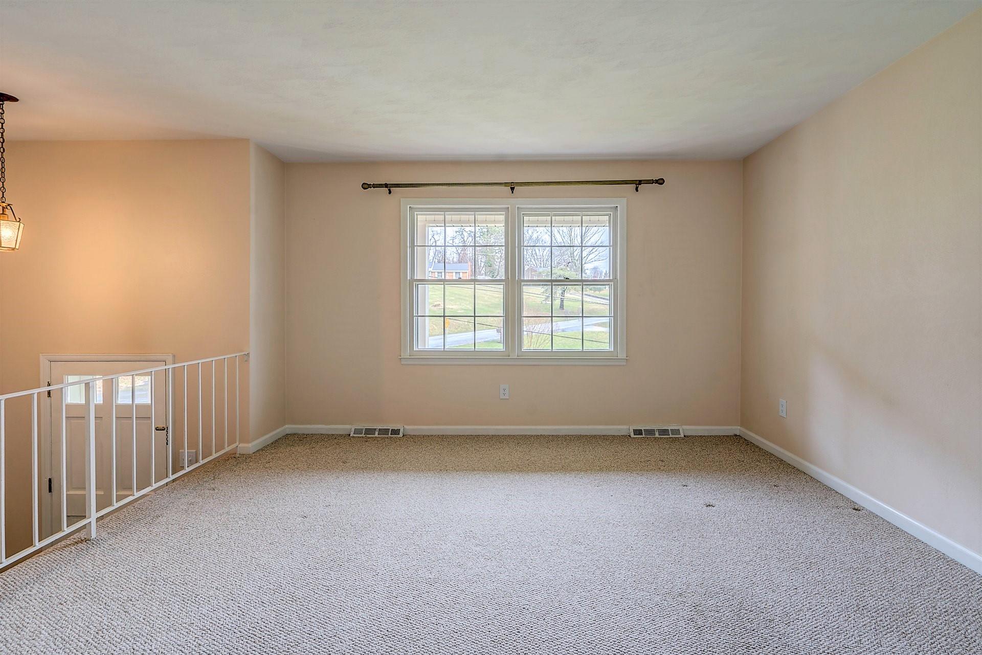 702 Diamond Road Salem, VA 24153 - Photo 6 of 28 Living Room