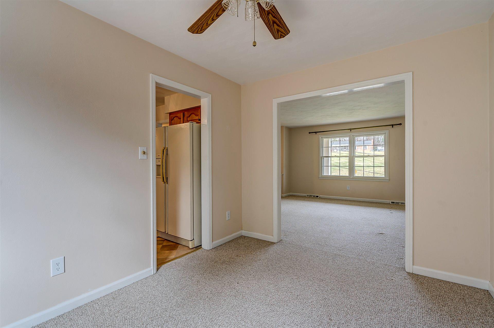 702 Diamond Road Salem, VA 24153 - Photo 8 of 28 Dining Room