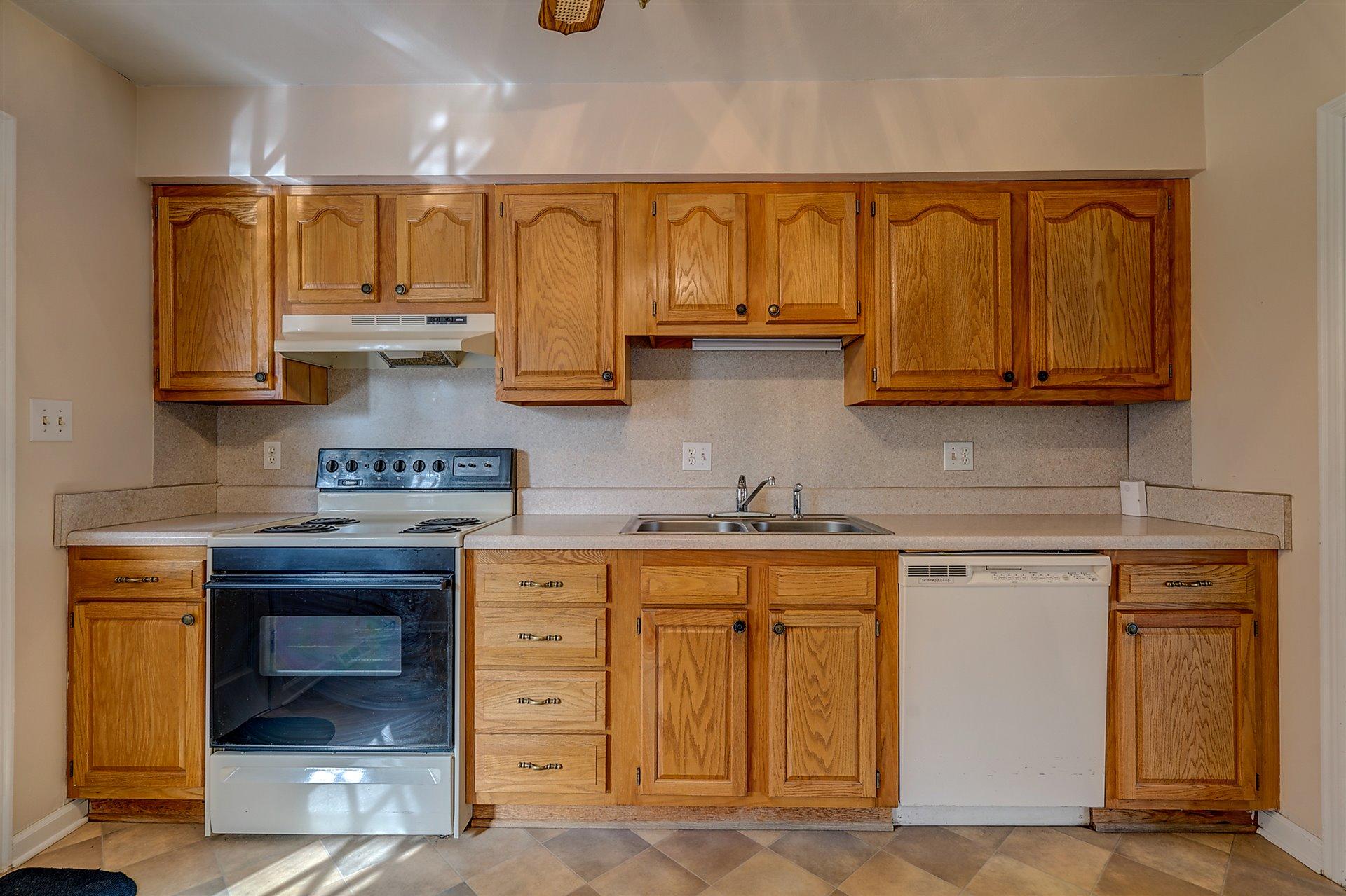 702 Diamond Road Salem, VA 24153 - Photo 9 of 28 Kitchen