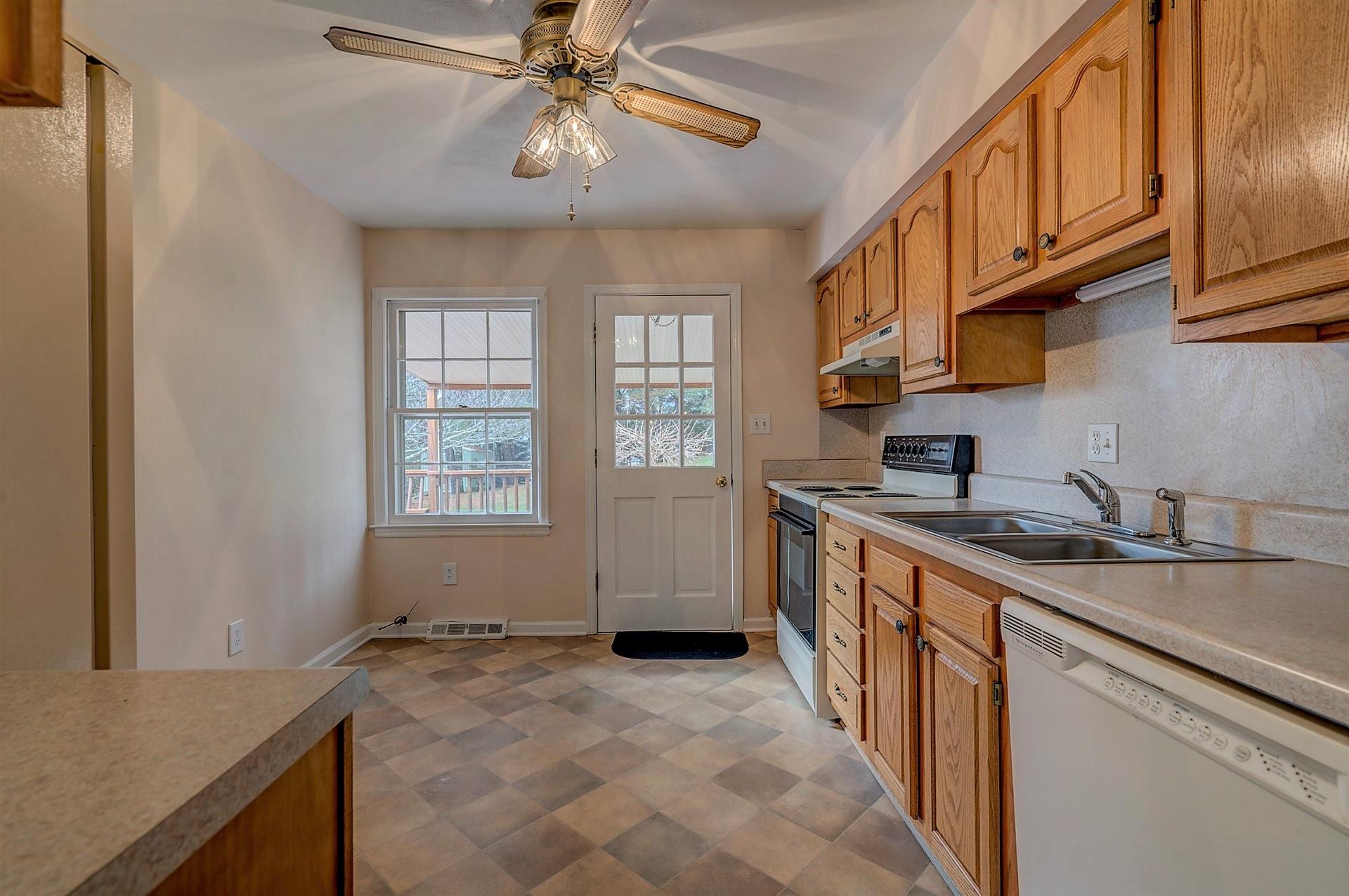 702 Diamond Road Salem, VA 24153 - Photo 10 of 28 Kitchen