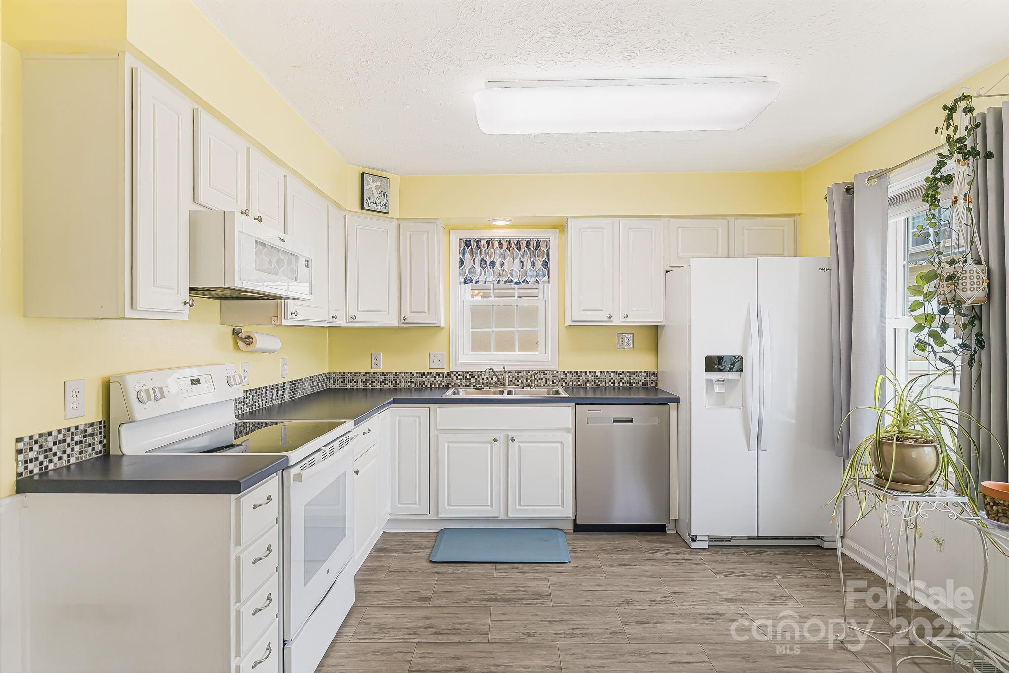 207 Pembrook Road Swannanoa, NC 28778 - Photo 5 of 19 Gallery Image 5