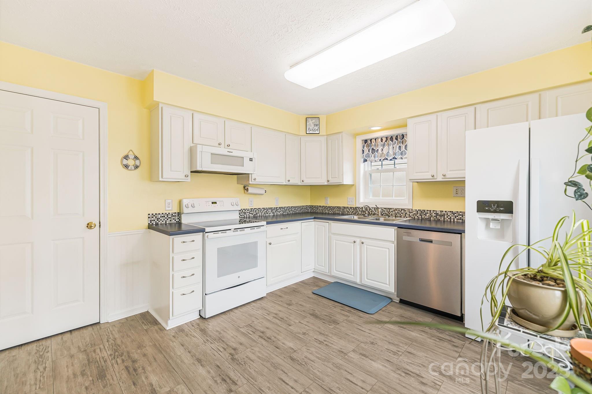 207 Pembrook Road Swannanoa, NC 28778 - Photo 6 of 19 Gallery Image 6