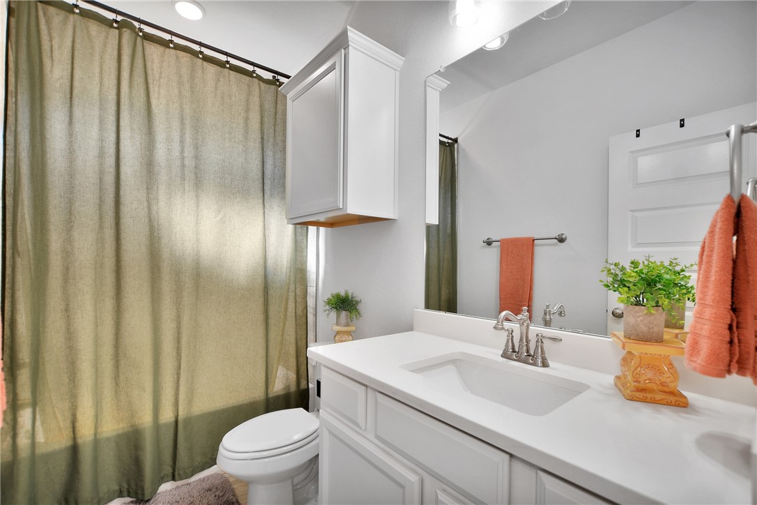 1908 Meridian Court Bryan, TX 77807 - Photo 29 of 46 2 full hall bath with tub and shower combo