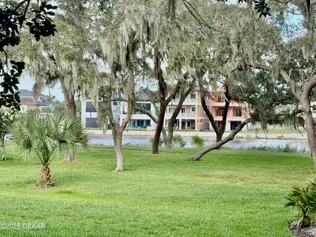 a view of a house with backyard