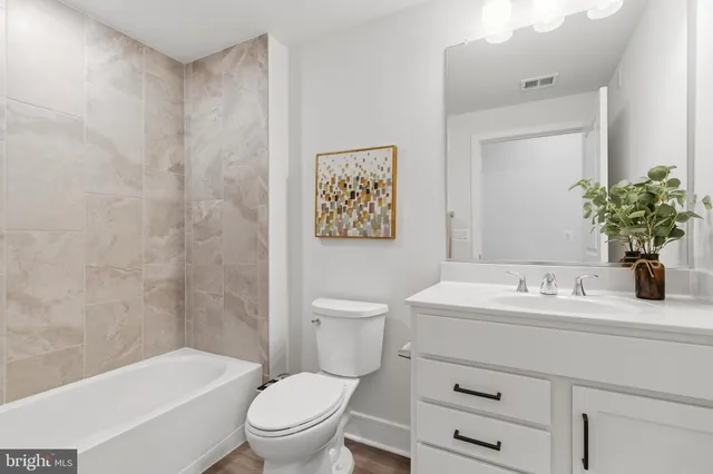 $724,900 | 23669 Golden Embers Square, Unit 303, Ashburn, VA 20148