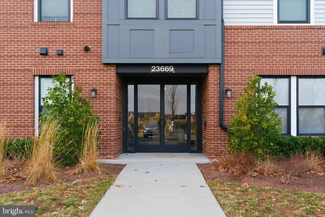 $724,900 | 23669 Golden Embers Square, Unit 303, Ashburn, VA 20148