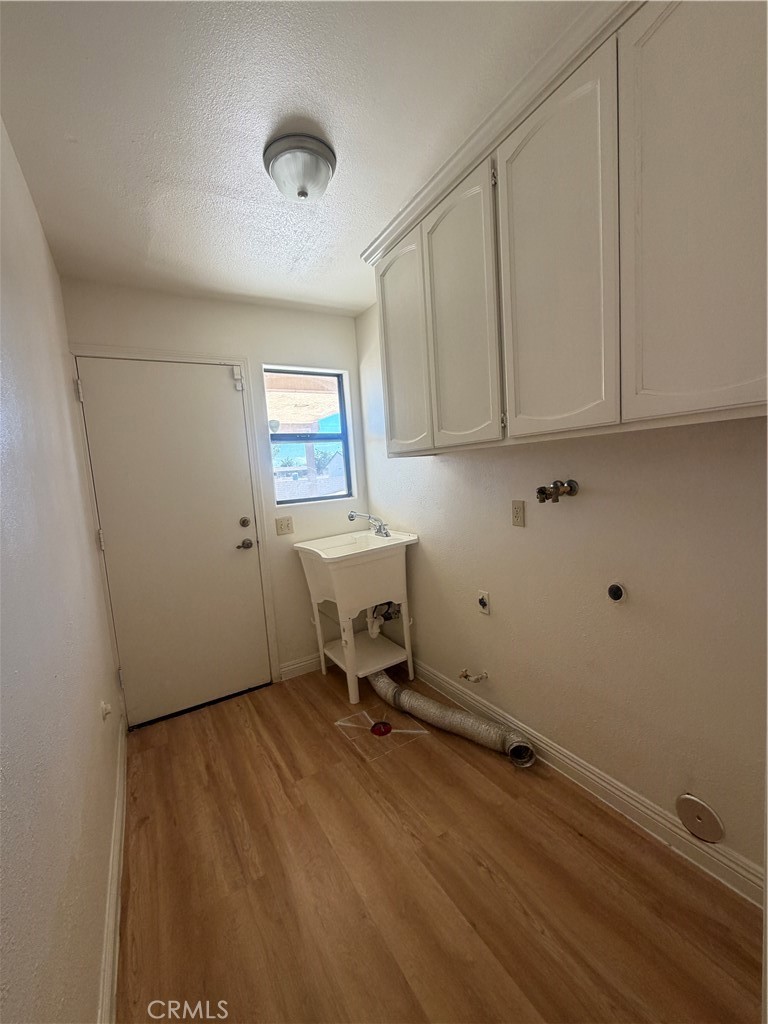 19609 Seneca Road Apple Valley, CA 92307 - Photo 28 of 37 a room with a window