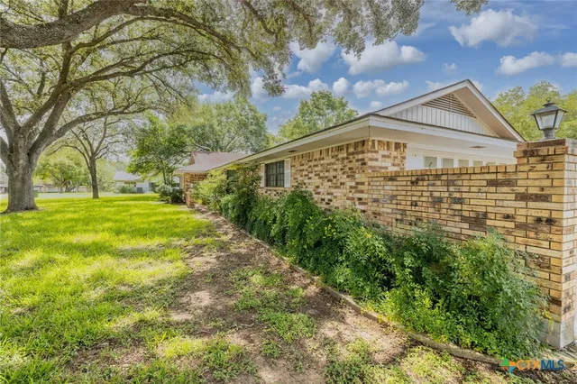 a view of an house with backyard and garden