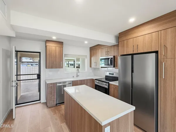 $2,850 | 61 B Redwood Avenue, Ventura, CA 93003